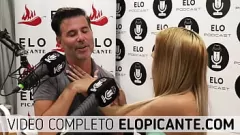Redare Melita Rojas devine obraznică jucând foarfece de hârtie rock cu podcast ELO