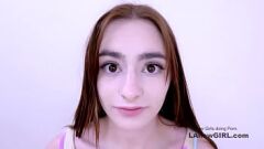 Afspelen Hot Lesbian Casting: Shy Brunette Teen Reese Robbins in natte poesje actie