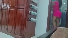 Reproducir Captura sincera: el enorme trasero de Latina Stepmom en lencería después de la ducha