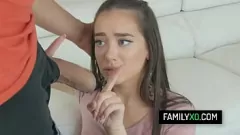 Reproducir El padrastro Juan Largo no puede resistir la tentación de la joven Gia Paige
