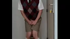 再生 絶望的な制服を着た男子生徒の完全な膀胱とおしっこダンスの罰