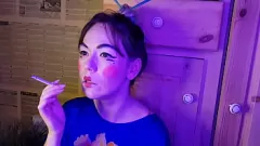 Oynat Seksi Asyalı Stepister'ın Sigara Fetişi