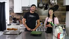 Afspelen Marica Hase en Nathan Bronson's hilarische Japanse kookmiskel met een verrassing