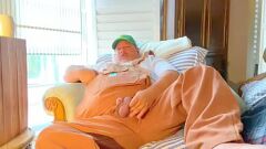 Reproducir El oso de papá antiguo y gordito con una enorme polla tiene un intenso orgasmo