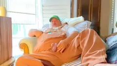 Reproducir El oso de papá antiguo y gordito con una enorme polla tiene un intenso orgasmo