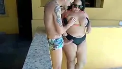 播放 BBW贝贝吸吮大公鸡在泳池派对色情