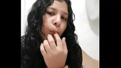 تشغيل فتاة فنزويلية في سن المراهقة الساخنة تظهر مهارات اللسان الضيقة والمهارات للهواة للجماهير