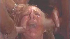 Jouer Brandi et Ruby: Facial et éjaculation du groupe intense