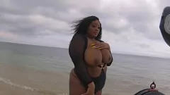 Jouer Ebony Goddess étourdie dans le côté bts de la plage grésillante par Firehousexxx