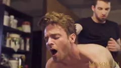 Jouer Thyle Knoxx et Masqulin Linus Gray dans une séance de pipe et d'anulingus musclés bruts