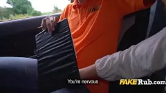 चलाएँ इस यूरोपीय लड़की को पैसे के लिए ट्रक की पिछली सीट पर अपने बेहतरीन स्तन दिखाते हुए देखें