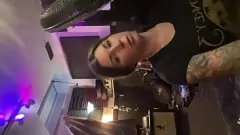 Reproducir Felicity Feline, la estrella porno tatuada, ofrece una intensa sesión de batería en este salvaje reality porno.