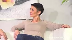 Redare Milf cehoslovacă tatuată se întoarce în porno