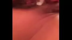 Jouer asiatique missy shebops épais minou humide avec douche vers le bas biberon