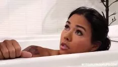Odtwórz Gorąca mama dana vespoli ssie swojego syna bieżnika